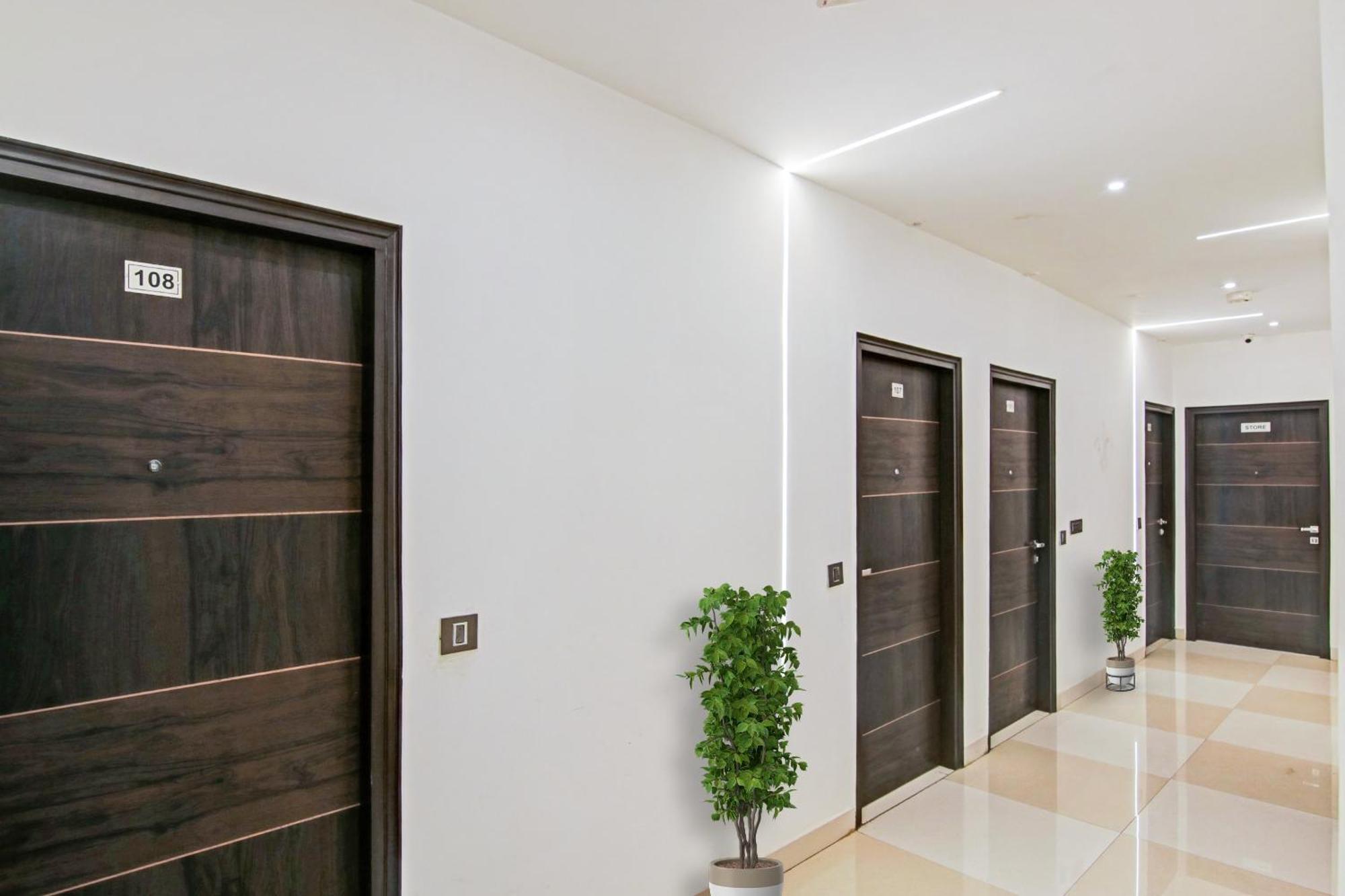 Hotel 19 West New Delhi Bagian luar foto
